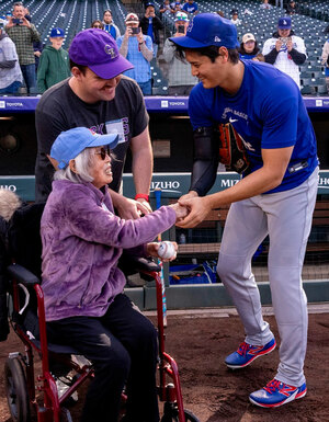 Shohei Ohtani y Momoyo Nakamoto Kelly antes del Dodgers vs. Rockies (FOTO: MLB.com)