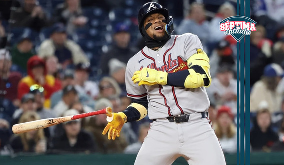 ¡Qué susto! Ronald Acuña es golpeado pero no hay lesión
