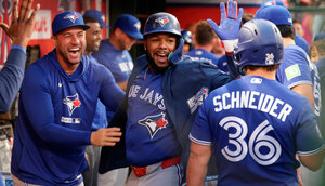 Los Blue Jays hicieron un viaje de 6 horas en autobús para llegar a Los Ángeles (FOTO: MLB.com)