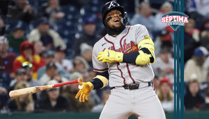 ¡Qué susto! Ronald Acuña es golpeado pero no hay lesión