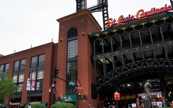 Un hombre murió a las afueras del Busch Stadium tras el Dodgers vs. Cardinals (FOTO: MLB.com)