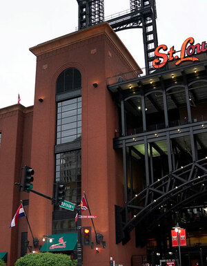 Un hombre murió a las afueras del Busch Stadium tras el Dodgers vs. Cardinals (FOTO: MLB.com)