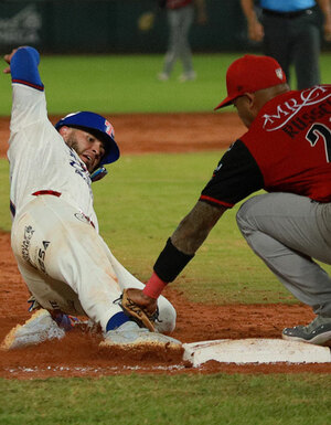 Una jugada polémica en el tira y tira extendió el rally de Olmecas sobre Piratas (FOTO: Cortesía)