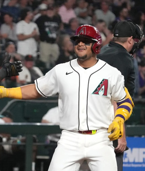 ¡En solo 6 pitcheos D-Backs llena la casa y pega Grand Slam!