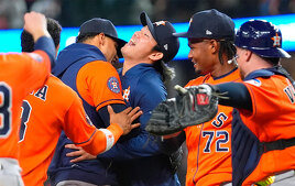 Tatsuya Imai lanzando el comienzo del juego sin hit ni carrera combinado para los Astros (FOTO: MLB.com)