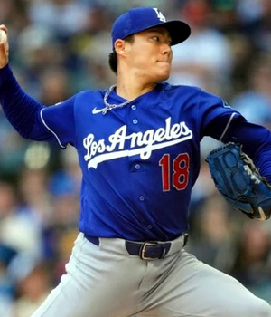 Yoshinobu Yamamoto se ve mejor en victoria vs Milwaukee
