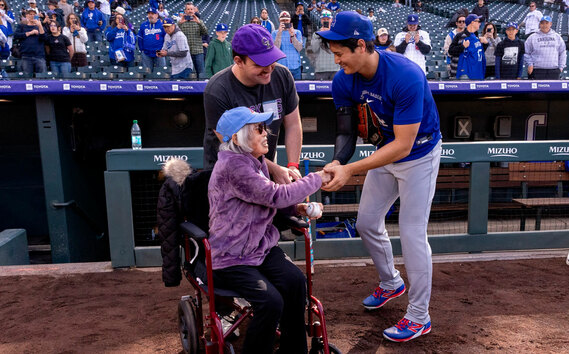 Shohei Ohtani y Momoyo Nakamoto Kelly antes del Dodgers vs. Rockies (FOTO: MLB.com)