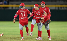 Diablos celebrando su victoria sobre Leones (FOTO: Cortesía)