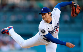 Shohei Ohtani lanzando para su quinta victoria en la MLB 2026 (FOTO: MLB.com)