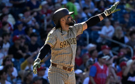 Fernando Tatis Jr. al batear su primer jonrón en la MLB 2026 (FOTO: MLB.com)