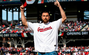 Travis Kelce durante el Opening Day 2023 de los Guardians (FOTO: MLB.com)