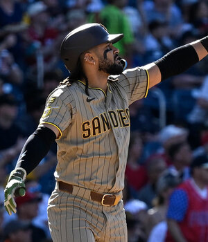 Fernando Tatis Jr. al batear su primer jonrón en la MLB 2026 (FOTO: MLB.com)