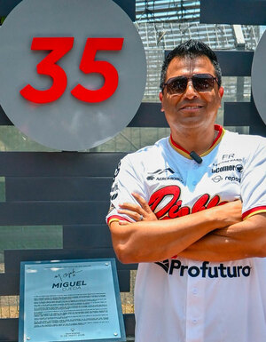 Miguel Ojeda con su histórico número 35 retirado por los Diablos Rojos del México (FOTO: Cortesía Diablos)