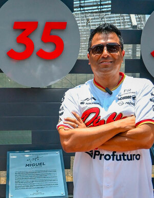 Miguel Ojeda con su histórico número 35 retirado por los Diablos Rojos del México (FOTO: Cortesía Diablos)
