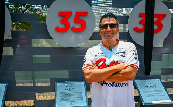 Miguel Ojeda con su histórico número 35 retirado por los Diablos Rojos del México (FOTO: Cortesía Diablos)