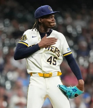 MLB suspende a dominicano Abner Uribe por gestos vs rival