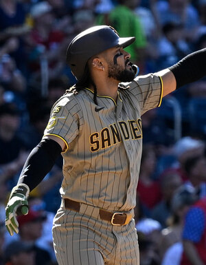Fernando Tatis Jr. al batear su primer jonrón en la MLB 2026 (FOTO: MLB.com)
