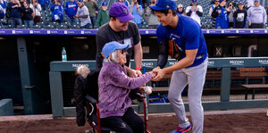 Shohei Ohtani y Momoyo Nakamoto Kelly antes del Dodgers vs. Rockies (FOTO: MLB.com)